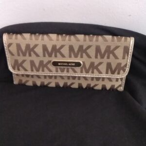 Michael Kors Tan and Brown Logo  Austin Flat Continental 38T2XANE 1 Wallet